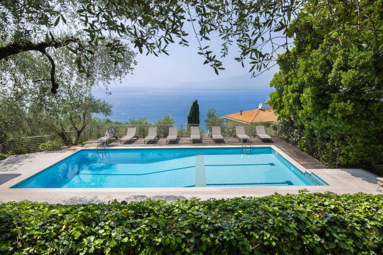 Villa with private pool, jacuzzi & patio in Torri del Benaco