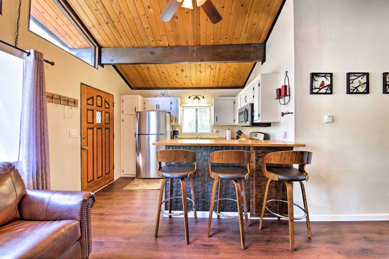 Cozy Cabin w/ Deck & Fireplace in Big Bear! — photo 4