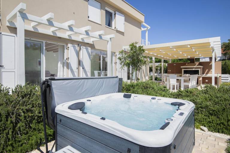 Villa with jacuzzi, patio & grill | Water view — photo 5