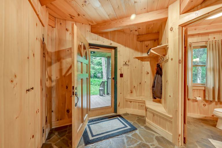 Lakefront Westhampton Cabin w/ Beach + Kayaks! — photo 4