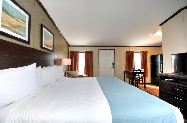 Instalodge Hotel and Suites Karnes City — photo 2