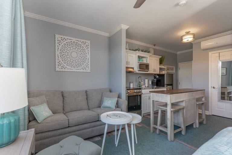 Condo Huddleston
