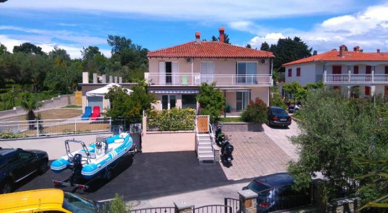 Holiday apartment with yard, terrace & barbeque in Piran