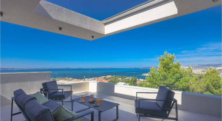 Vacation home with pool in Podstrana
