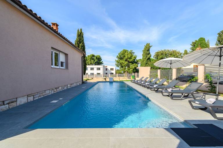 House with yard, private pool & terrace — photo 2