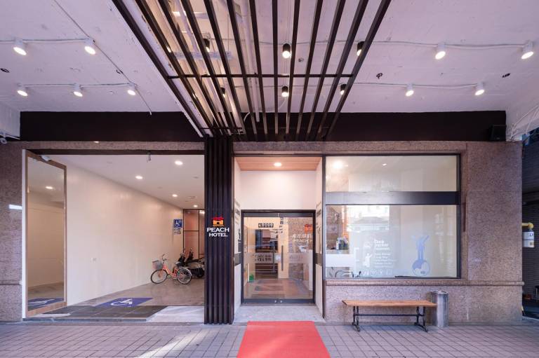 Peach Hotel — photo 4