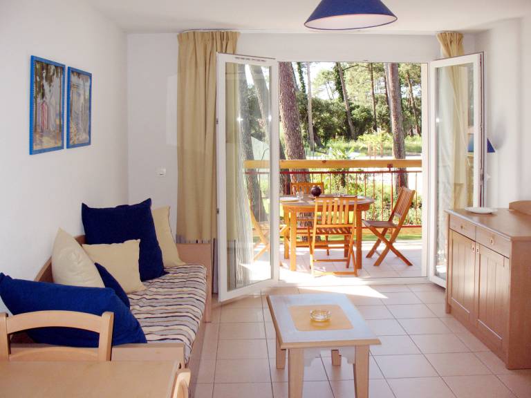 Apartment with patio & pool — photo 4