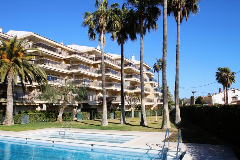 Holiday apartment with pool, patio & yard — photo 3