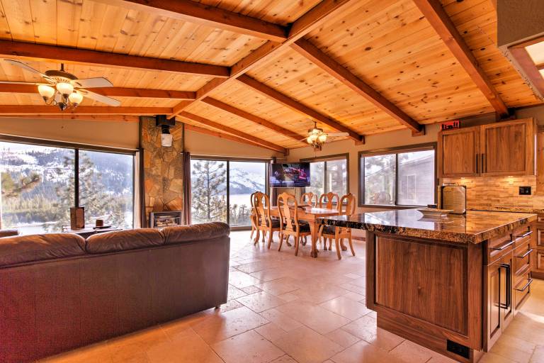 Cozy Lake-View Hideaway! Pet-Friendly Truckee Home — photo 2