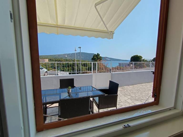 Rental apartment with yard & terrace — photo 3