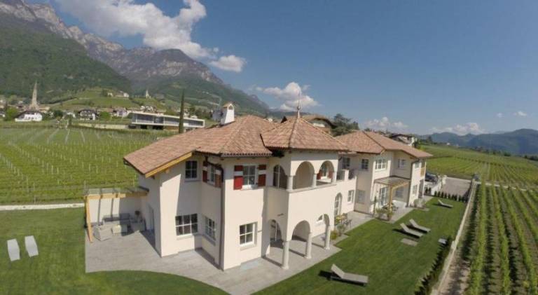 Farm with garden in Termeno Sulla Strada del Vino