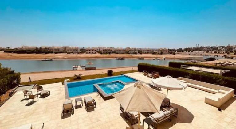 Villa with BBQ, patio & pool | Perfect for remote work — photo 3