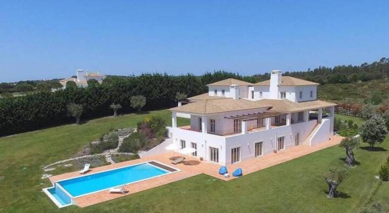 Villa with garden, private pool & barbecue in Leiria