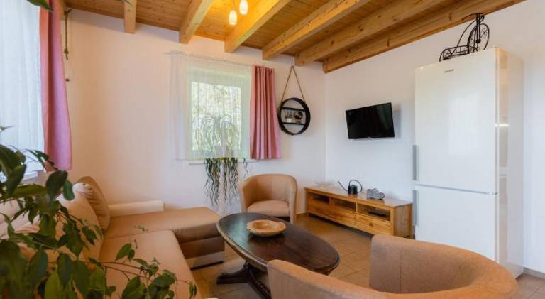 Holiday apartment with garden, pool & BBQ — photo 3