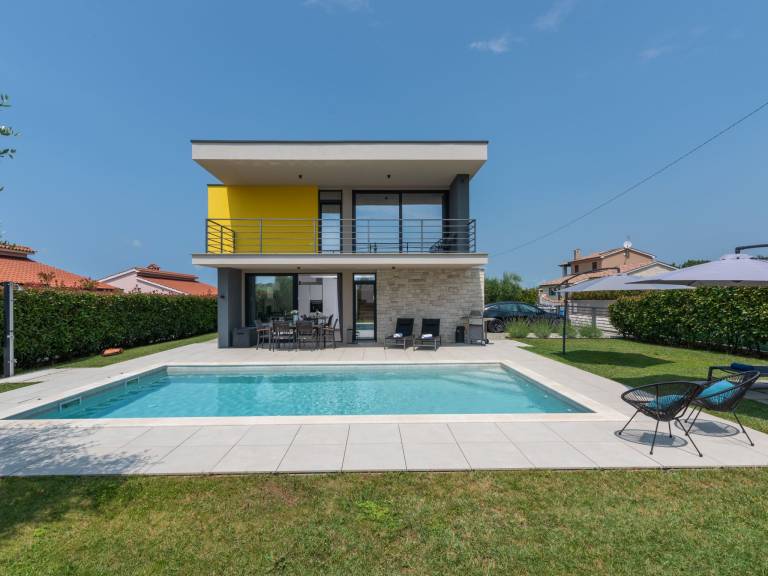 Vacation home with terrace, yard & private pool | Pets are welcome — photo 3
