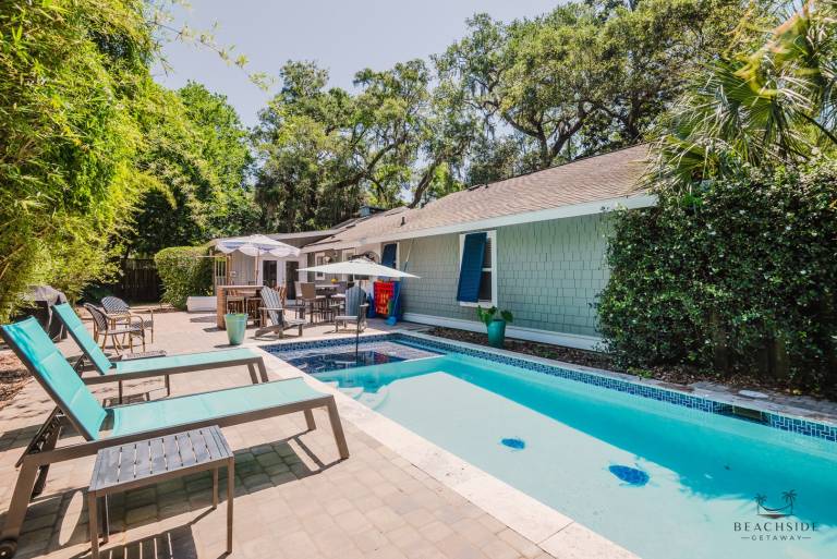 Vacation home with private pool, barbecue & patio — photo 5