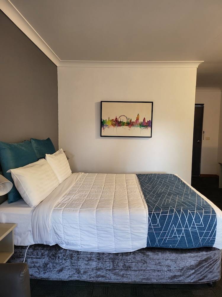Motel  Queanbeyan City Council