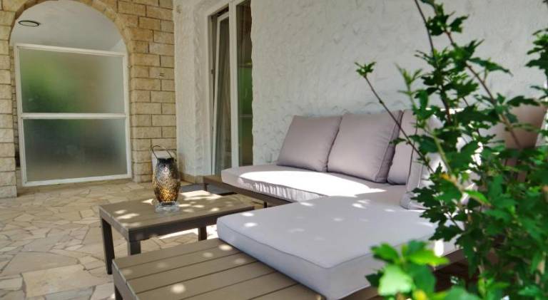 Charming rental apartment with garden, patio & pool | Pet-friendly — photo 3