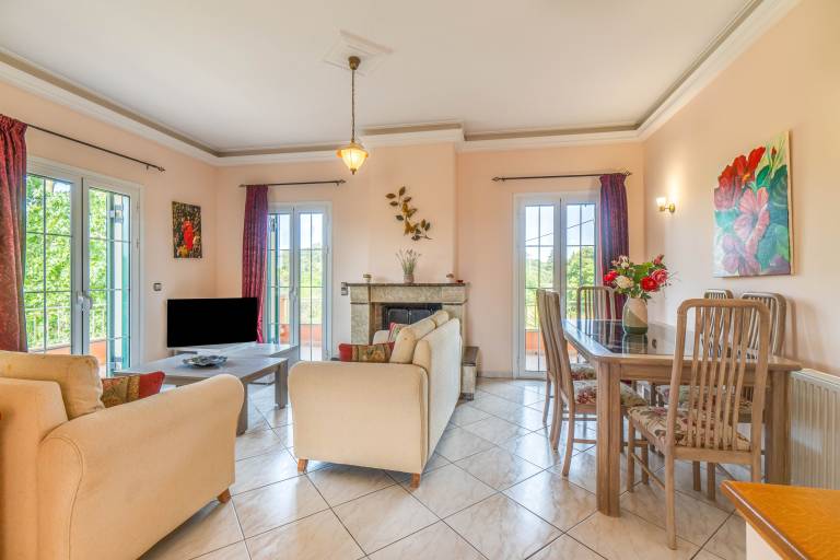 Holiday apartment with yard, private pool & terrace | City view — photo 4
