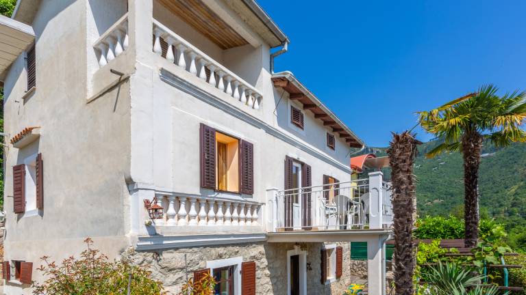 Rental apartment with grill, hot tub & yard in Moscenicka Draga