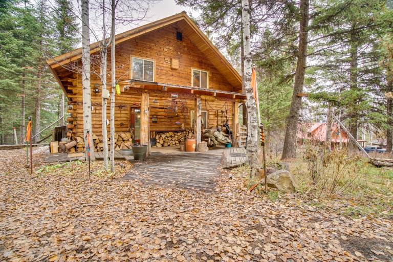 ‘Roots Rustic Retreat:’ Tree-Lined Cabin in McCall — photo 3