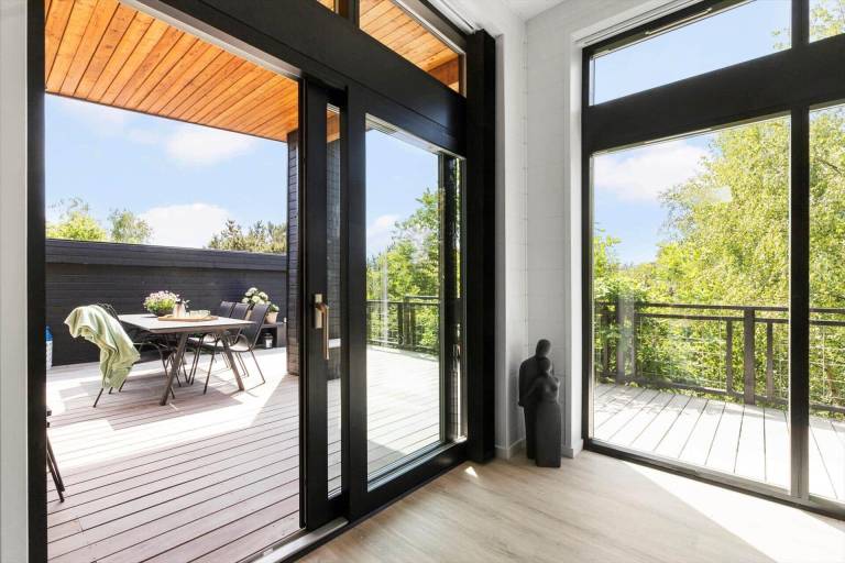 Vacation home with yard, terrace & grill — photo 4
