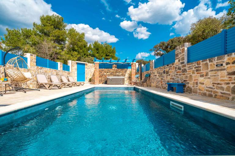 House with terrace, barbecue & hot tub — photo 2