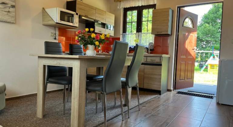 Holiday apartment with BBQ, terrace & garden — photo 3