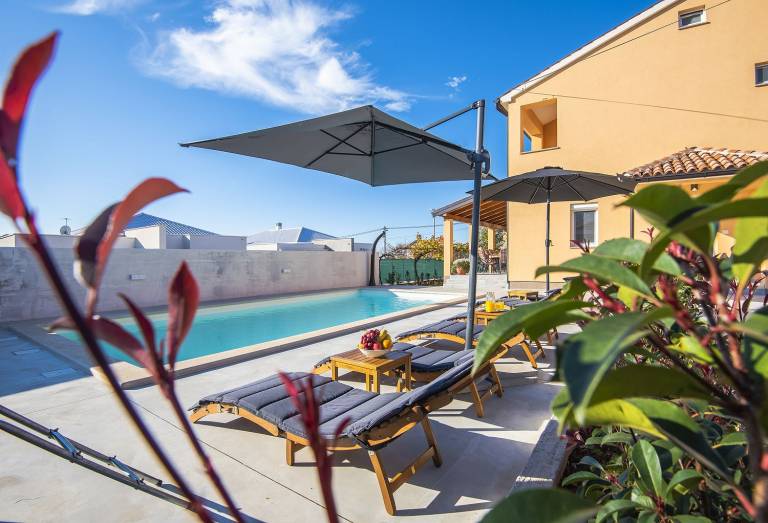 Children-friendly beautiful vacation home with yard, patio & private pool | Suitable for remote work | Pets allowed in Pula