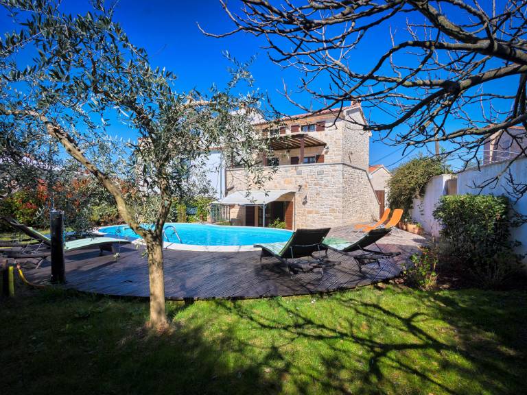 Vacation home with grill, garden & private pool — photo 2