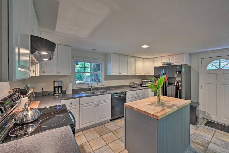Chic House w/ Private Dock on Lake Hartwell! — photo 4