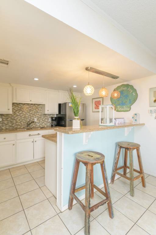 Condo with barbecue & heated pool — photo 4
