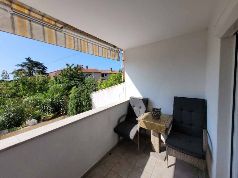 Apartment with yard, grill & patio — photo 4