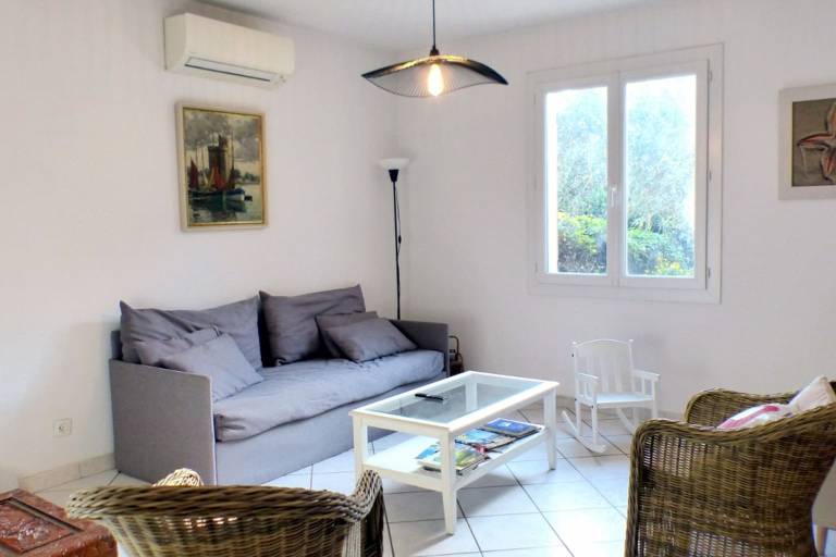 Vacation home with barbeque, garden & patio — photo 2