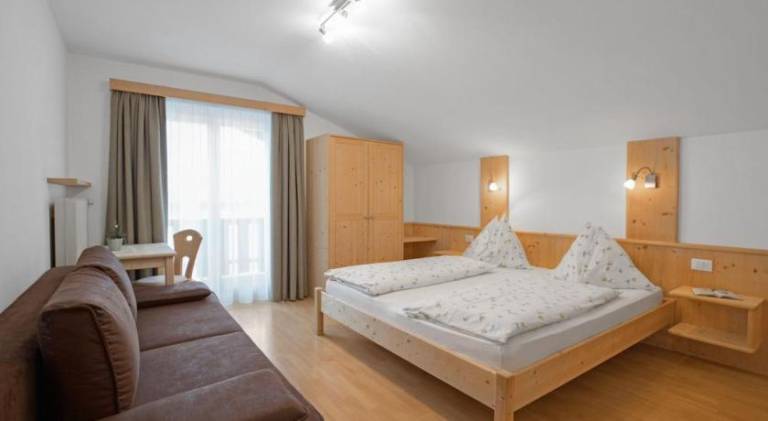 Charming serviced apartment with patio & garden | Pets allowed — photo 2