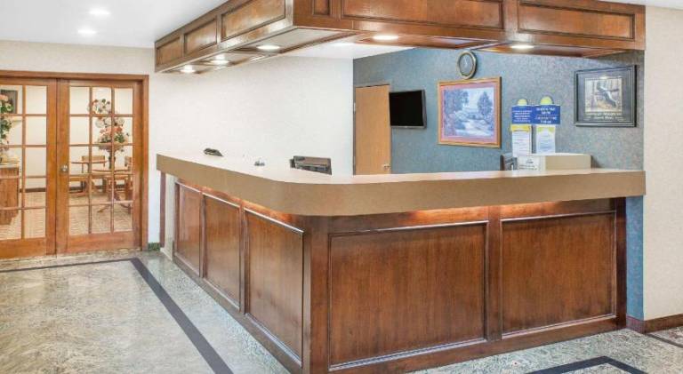 Days Inn & Suites by Wyndham Brinkley — photo 4