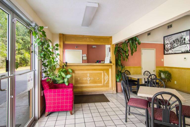 Americas Best Value Inn Darien — photo 4