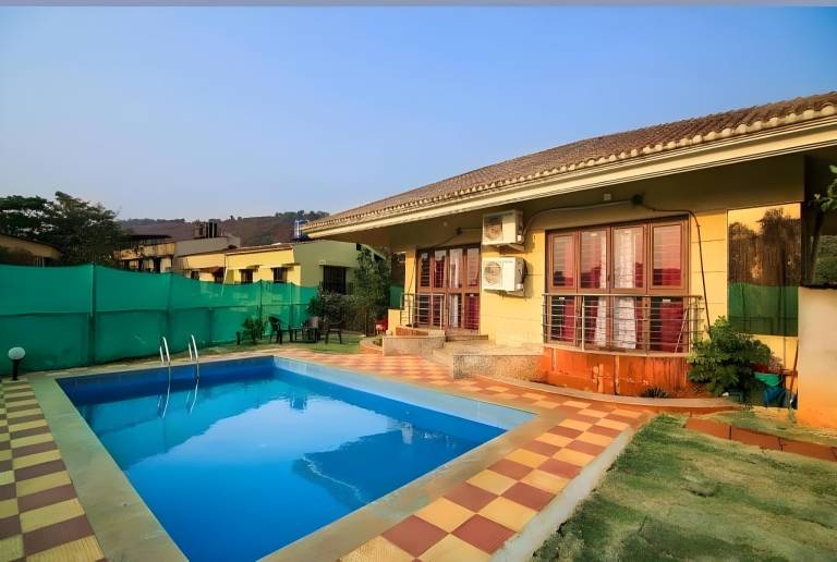Villa with yard, pool & grill — photo 3
