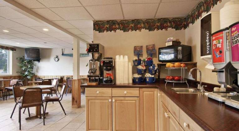 Iron Mountain Inn & Suites MI US 2 — photo 3