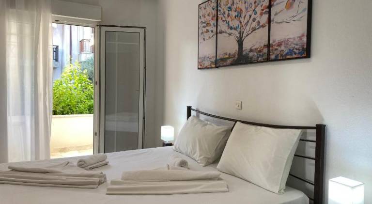 Beautiful rental apartment with yard & patio | Close to the beach | Perfect for remote work | Dogs allowed — photo 2