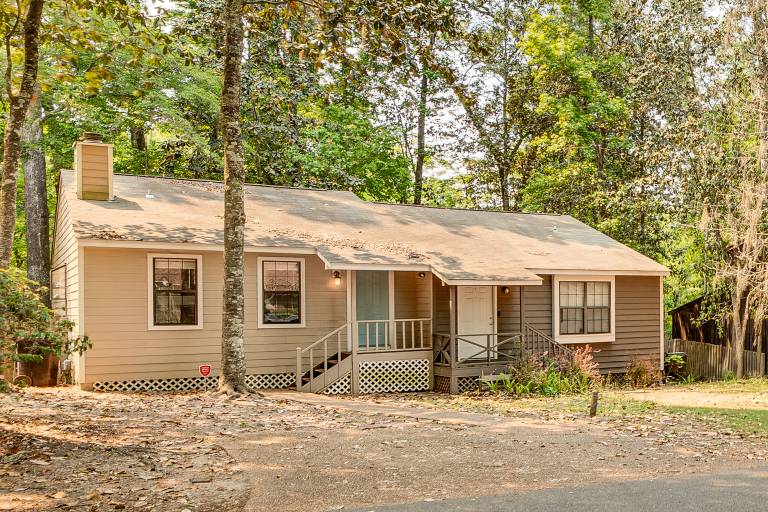 Charming Tallahassee Townhouse  3 Mi to FSU! in Live Oak, FL