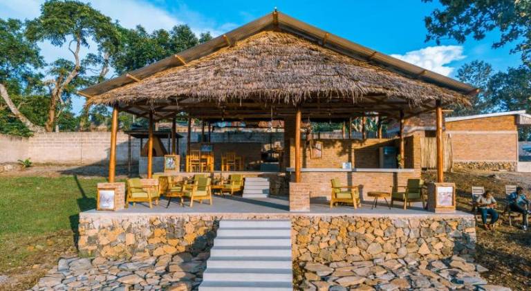 Lodge with barbeque, garden & pool — photo 4