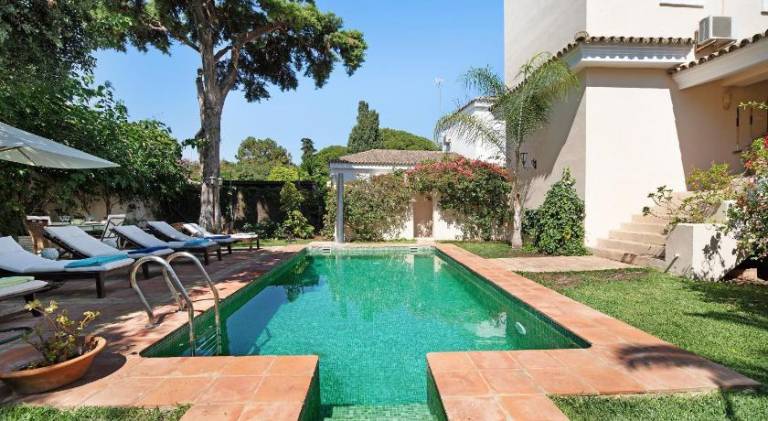 Fully equipped villa with yard, terrace & private pool | Perfect for remote work | Pets are welcome in El Puerto de Santa María