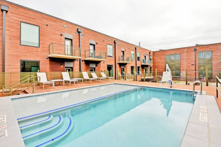 Condo  Montopolis
