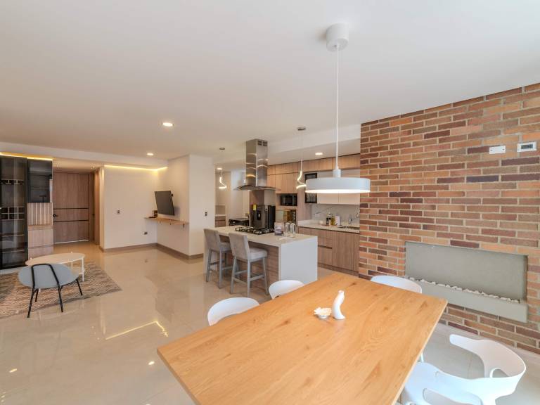 w Elegant 3BR w Outdoor Balcony