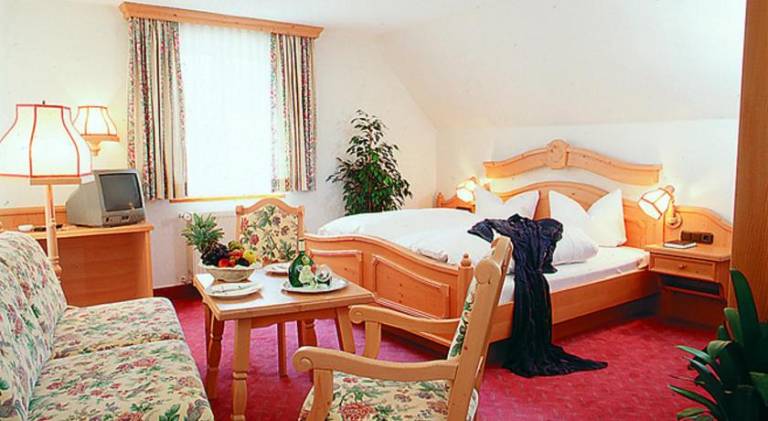 Hotel - Gasthof Spessarttor & Hotel Bergwiesen - Zimmer mit Balkon — photo 2