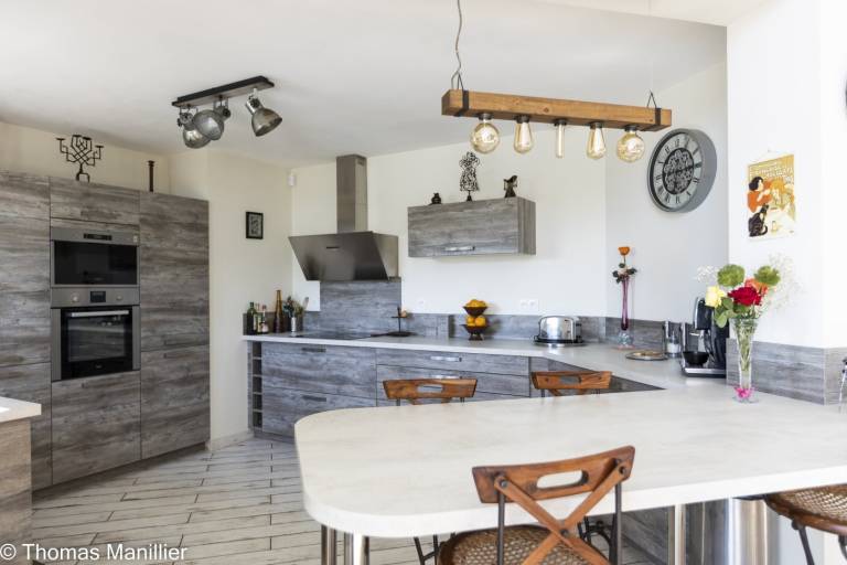 Bed & breakfast with heated pool, terrace & hot tub | City view | Suitable for remote work — photo 4