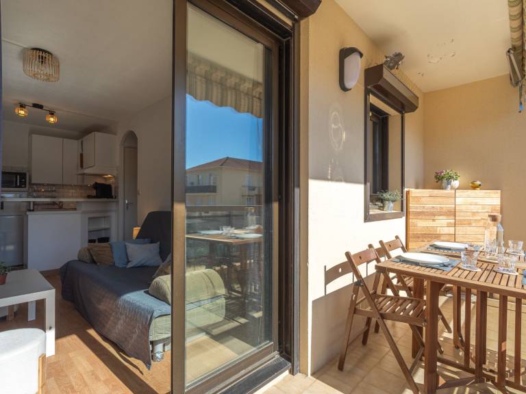 Holiday apartment with patio — photo 2