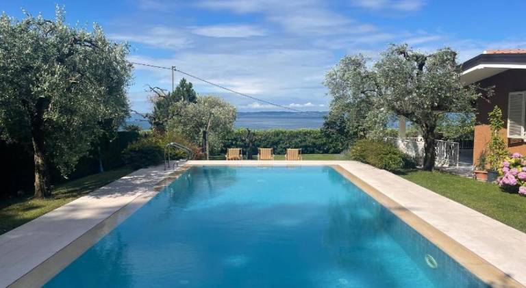 House with pool in Cavaion Veronese