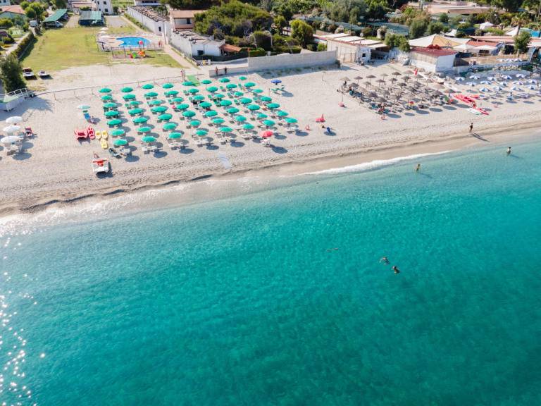 Lovely holiday apartment with pool, patio & yard | Next to the beach | Pets are welcome in Parghelia